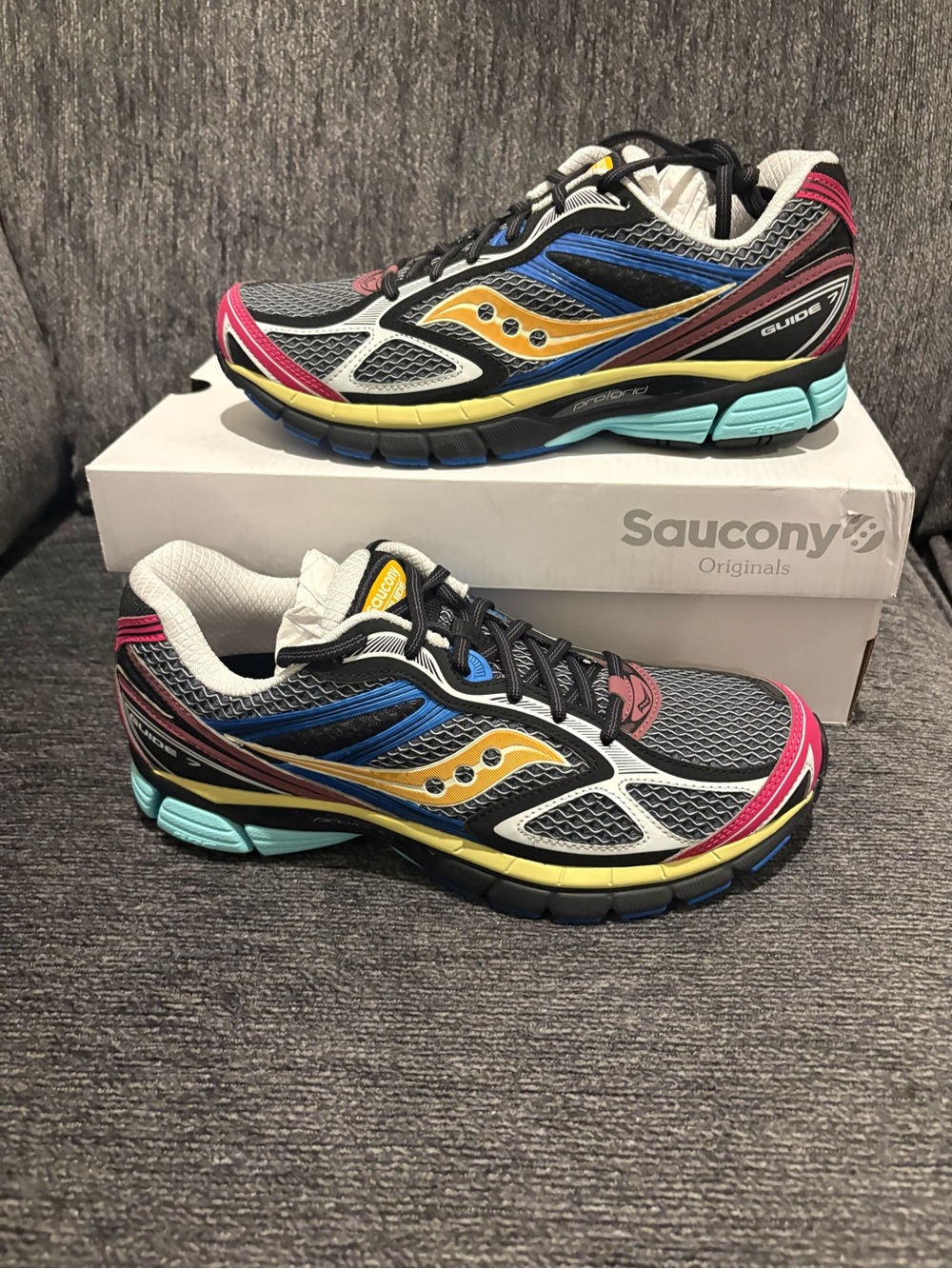 Saucony Men’s size 9 Sneakers in Gray, Yellow, Blue & Pink Accent